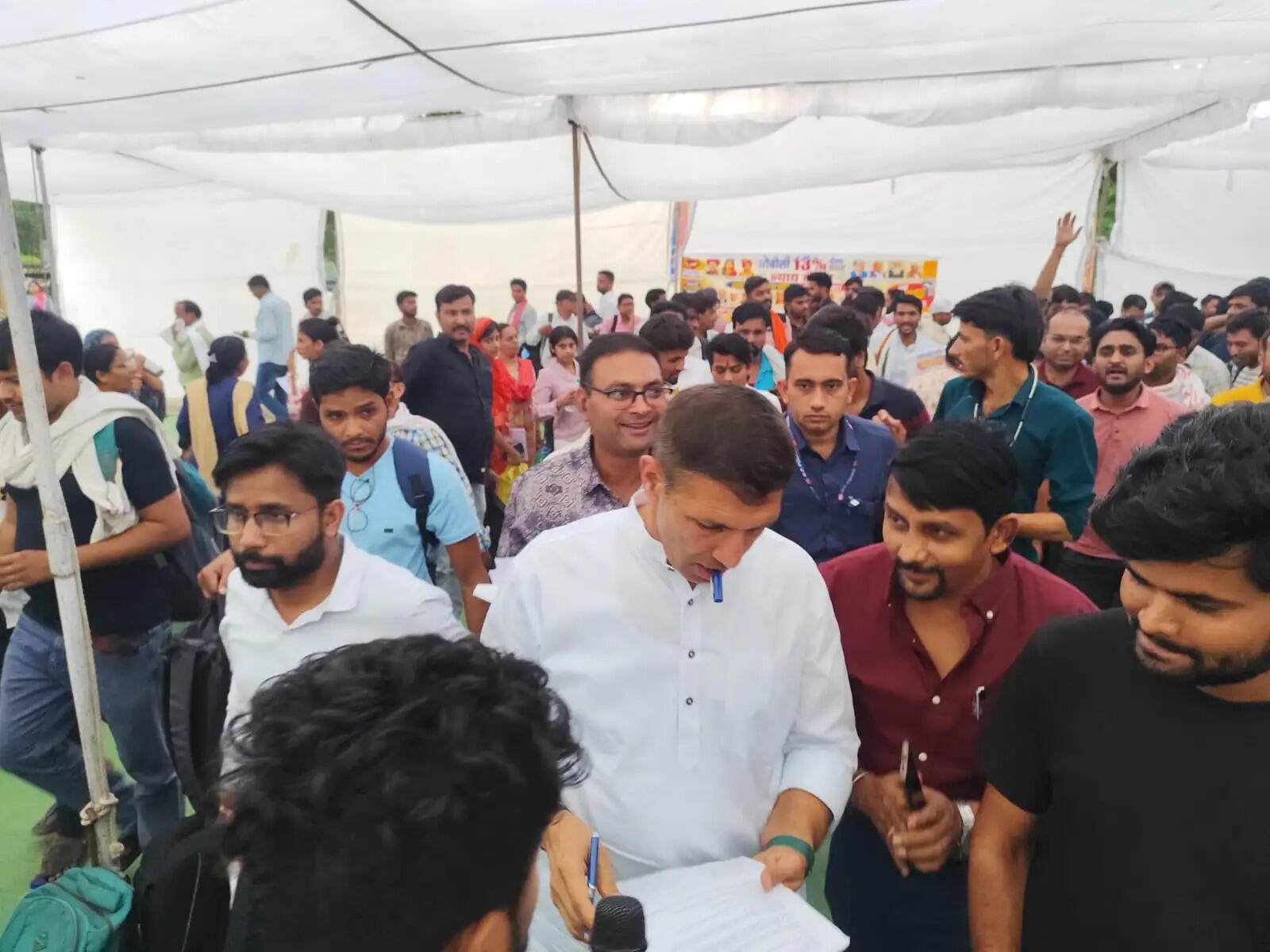 प्रदर्शन कर रहे ओबीसी वर्ग के अभ्यर्थियों से मिले जीतू पटवारी, आंदोलन का किया समर्थन