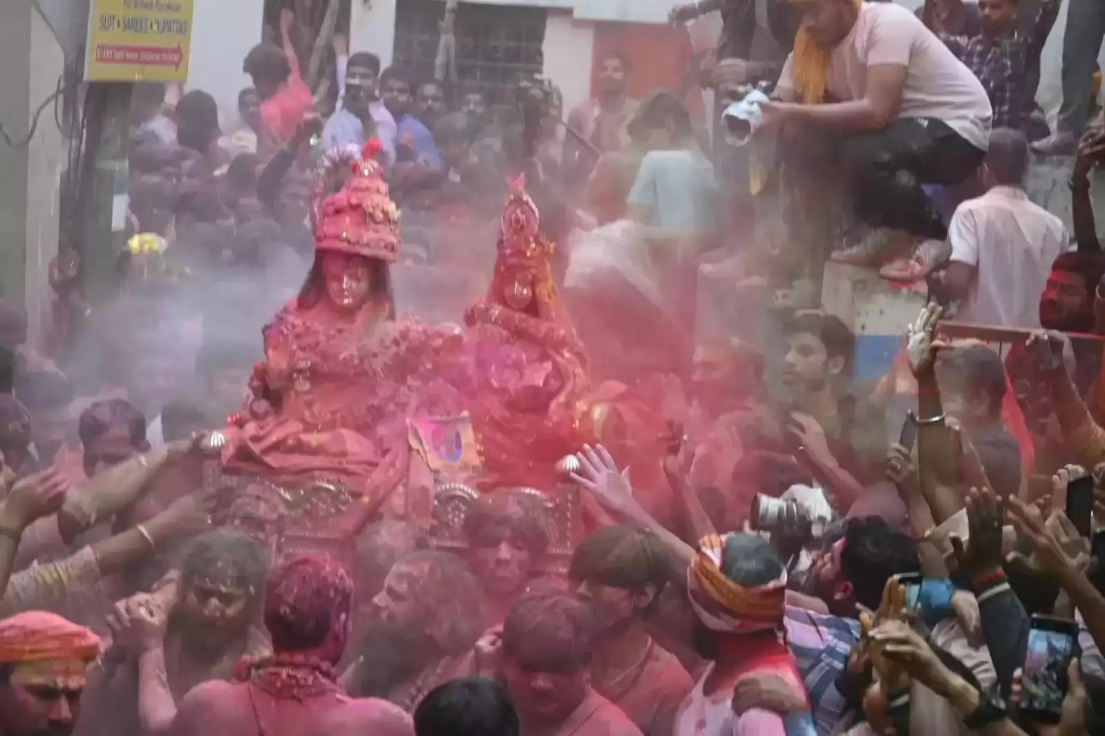 बाबा विश्वनाथ के साथ विदा हुईं गौरा,रजत पालकी में सवार शिव परिवार का आशीर्वाद लेने की होड़