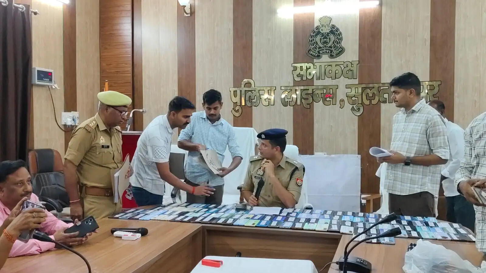 सुलतानपुर में 121 गुमशुदा मोबाइल बरामद, पुलिस ने वास्तविक स्वामियों को किए वापस