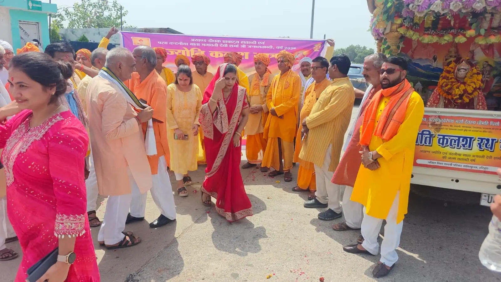 अखिल विश्व गायत्री ज्योति कलश यात्रा में जगह-जगह हुई पुष्पवर्षा
