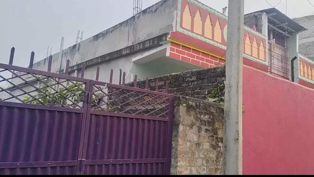 बंद पड़े घर में चोरों ने किया हाथ साफ