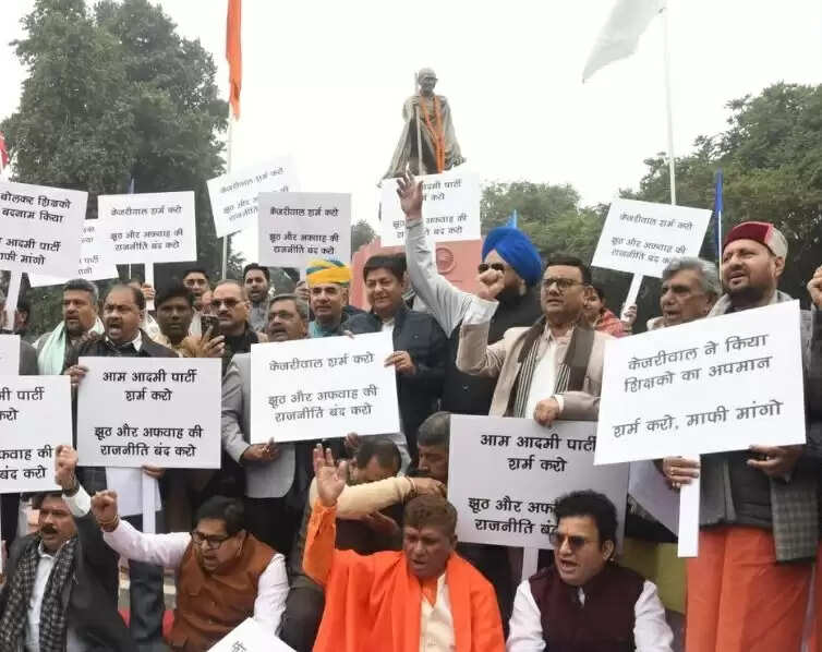 शिक्षकों के अपमान पर भाजपा ने विधानसभा में केजरीवाल के खिलाफ किया प्रदर्शन