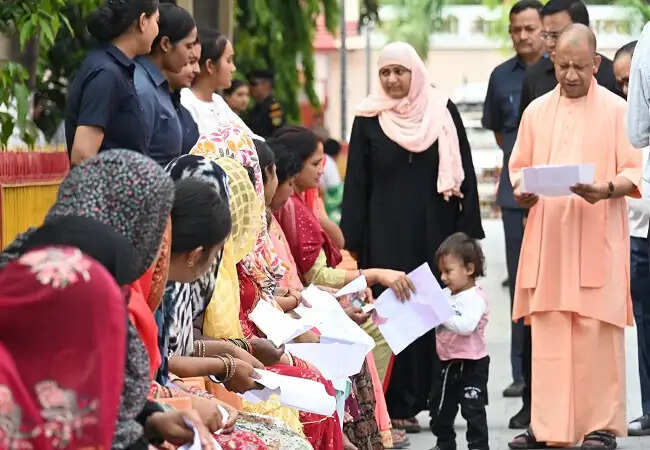 हर जरूरतमंद का बनवाएं आयुष्मान कार्ड : मुख्यमंत्री योगी
