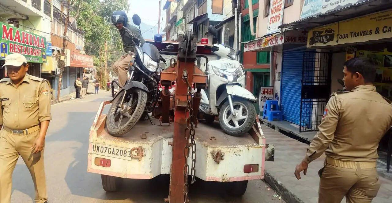 सड़क किनारे खड़े नहीं होने दिये जा रहे वाहनए पुलिस ने की 25 के विरुद्ध कार्रवाई