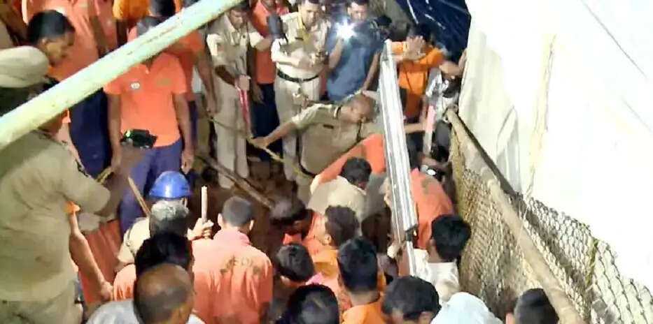विशाखापट्टनम में श्री वराह लक्ष्मी नरसिम्हा स्वामी मंदिर के चंदनोत्सवम उत्सव के दौरान दीवार ढही, आठ की मौत