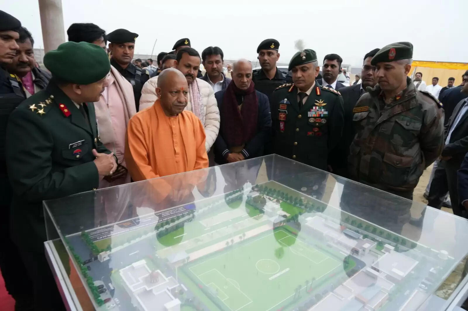 कार्य में लाएं तेजी, गुणवत्ता का रखें विशेष ध्यान : सीएम योगी