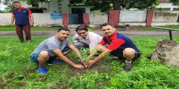 रुद्रपुर राइजिंग फाउंडेशन ने किया पौधरोपण