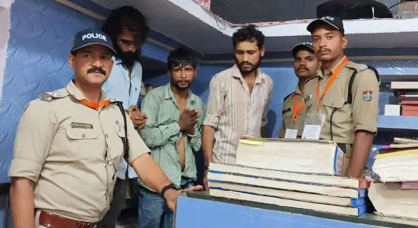 कांवड़ मेले में सतर्क पुलिस ने तीन युवकों को दबोचा, बैग और चार मोबाइल बरामद
