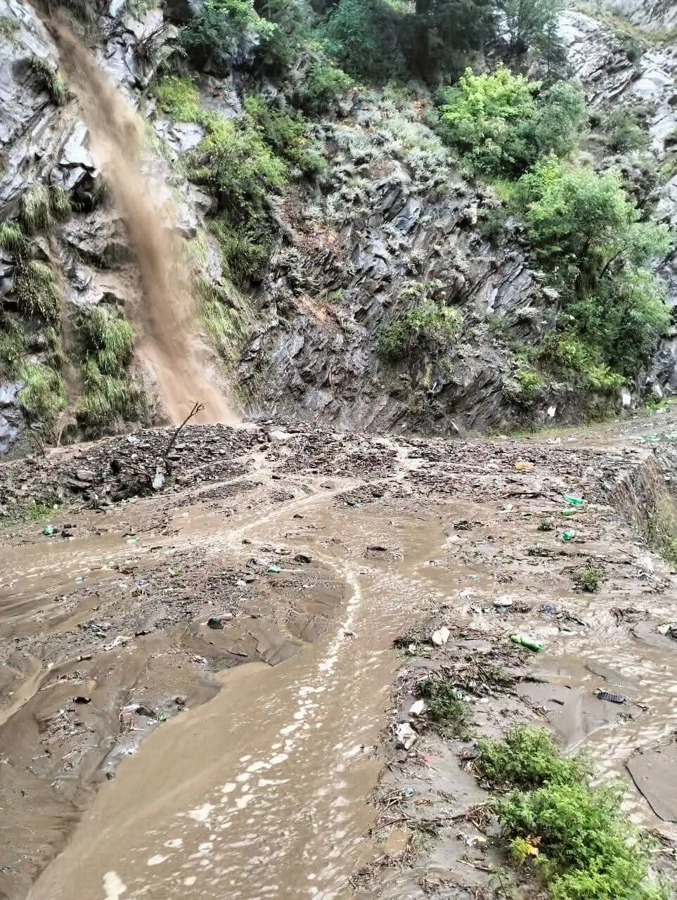 (अपडेट) पूरे हिमाचल में छाया मॉनसून, भूस्खलन से 35 सड़कें बंद, पर्यटकों को लाहौल-स्पीति न आने की सलाह