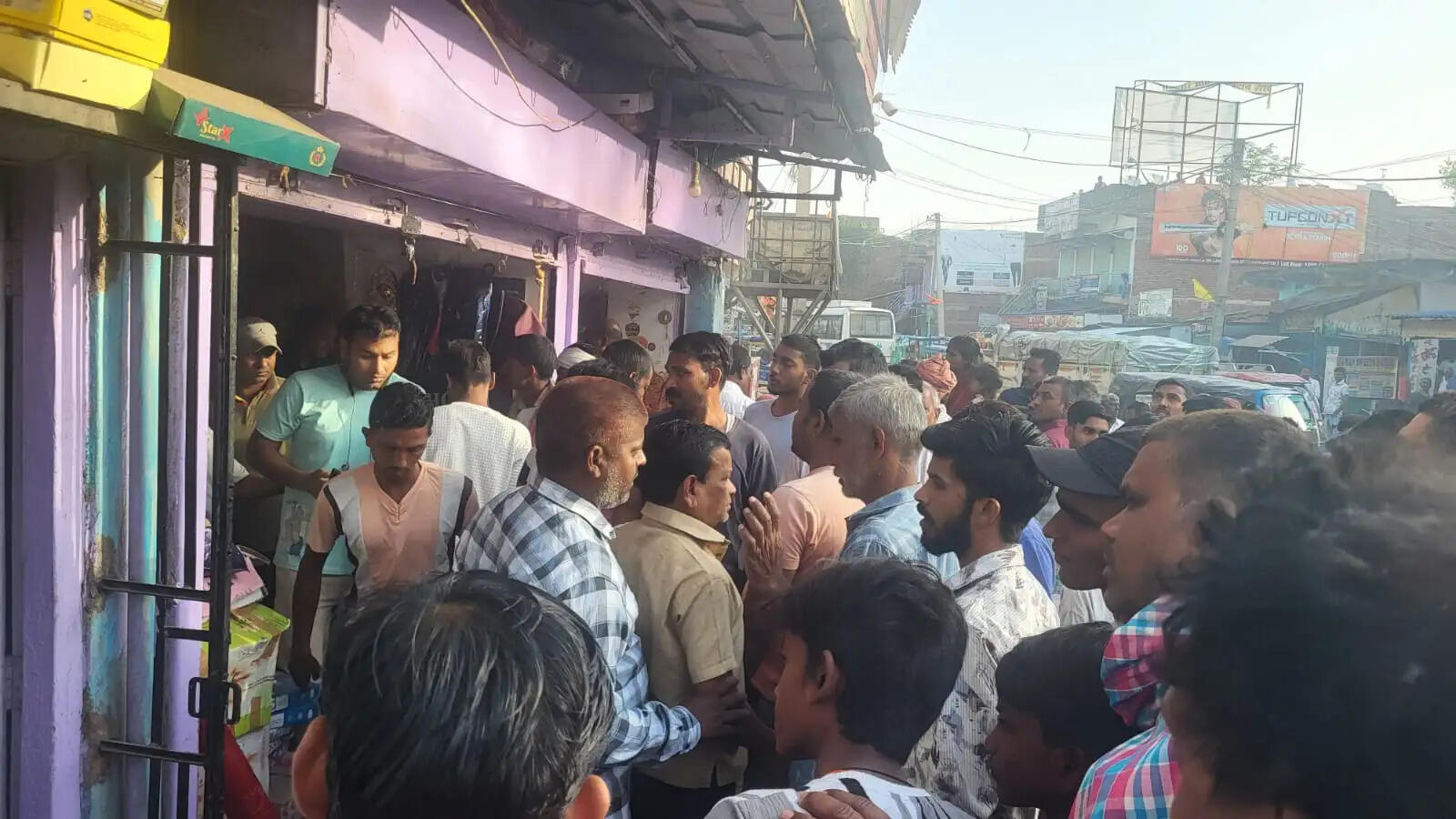 नवादा के कौआकोल बाजार में कपड़ा दुकान में भीषण आग, लाखों की संपत्ति जलकर राख