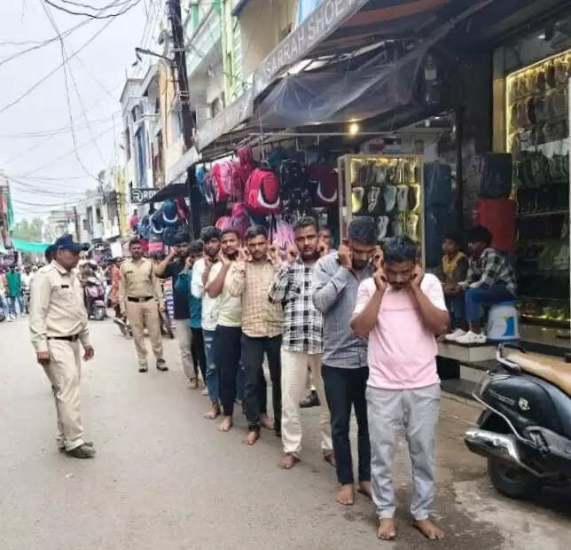 झाबुआ: हाट बाजार में घमासान करने वालों का अच्छा हुआ इलाज, कान पकड़कर नगर में घुमाया और मंगवाई माफी