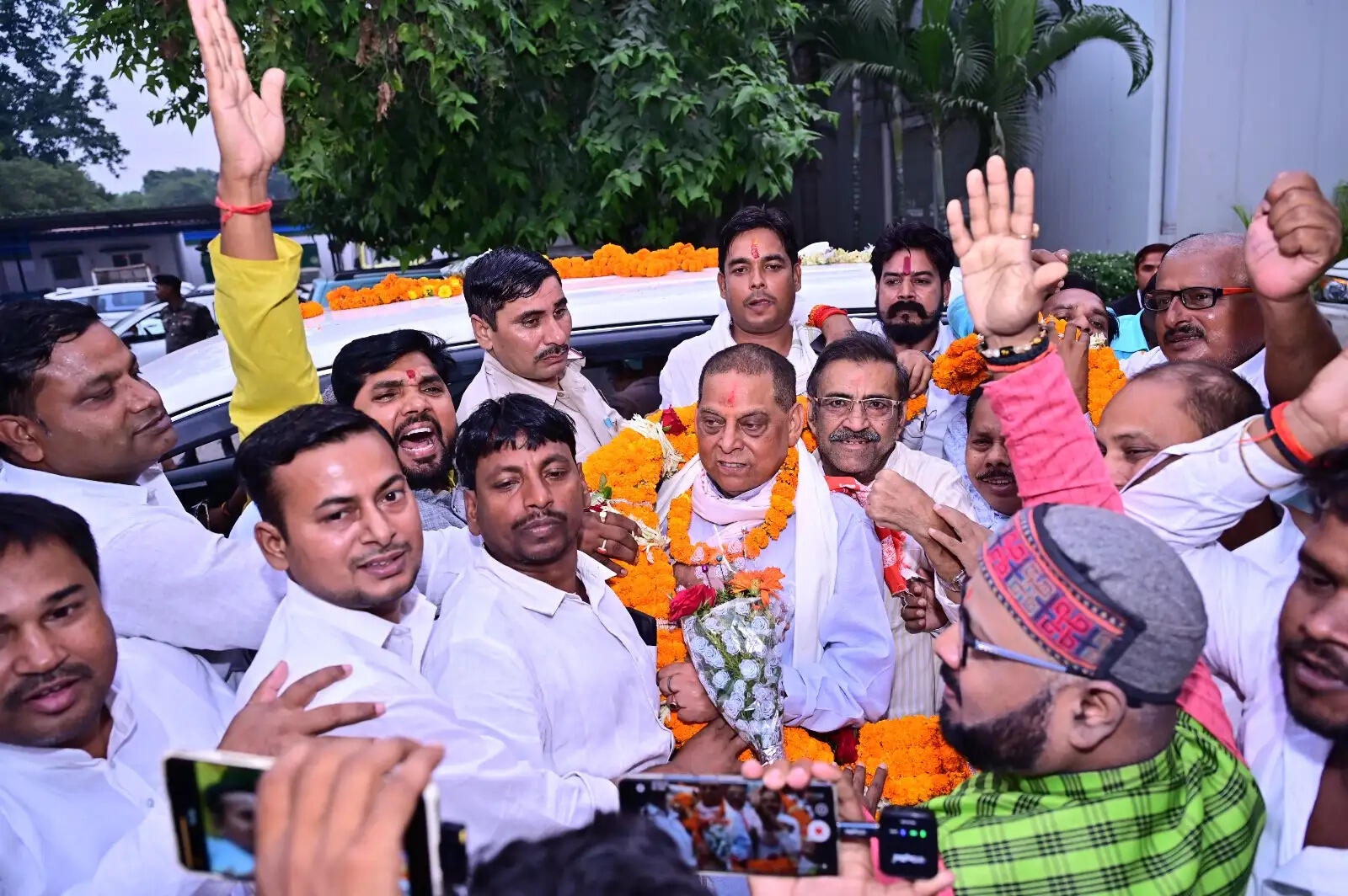 चुनाव जीतने के बाद नीरज कुमार ने लिया नीतीश कुमार का आशीर्वाद