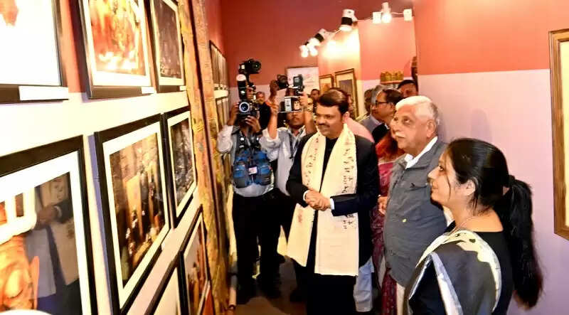महाराष्ट्र के सीएम देवेन्द्र फडणवीस ने जबलपुर में रामायण से संबंधित प्रदर्शनी का किया लोकार्पण
