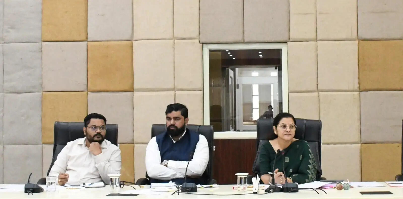 कलेक्टर ने कहा सीएम हेल्पलाइन की शिकायतों का हो वास्तविक समाधान, ई-ऑफिस से बढ़ाएं काम की गति