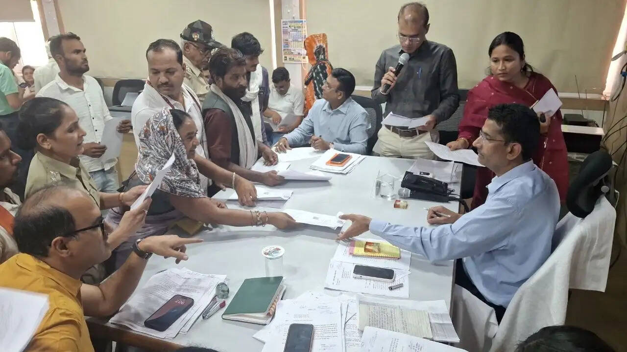 दमोह: जनसुनवाई में एक्शन, लापरवाह सचिव-पटवारी निलंबित, आरआई-तहसीलदार को नोटिस