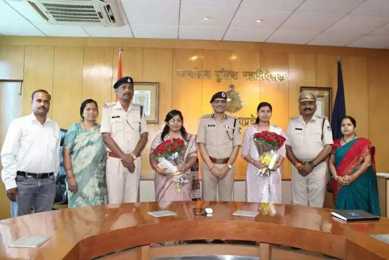 भोपाल : यूपीएससी में चयनित पुलिस कर्मियों की पुत्रियों को डीजीपी ने किया सम्मानित