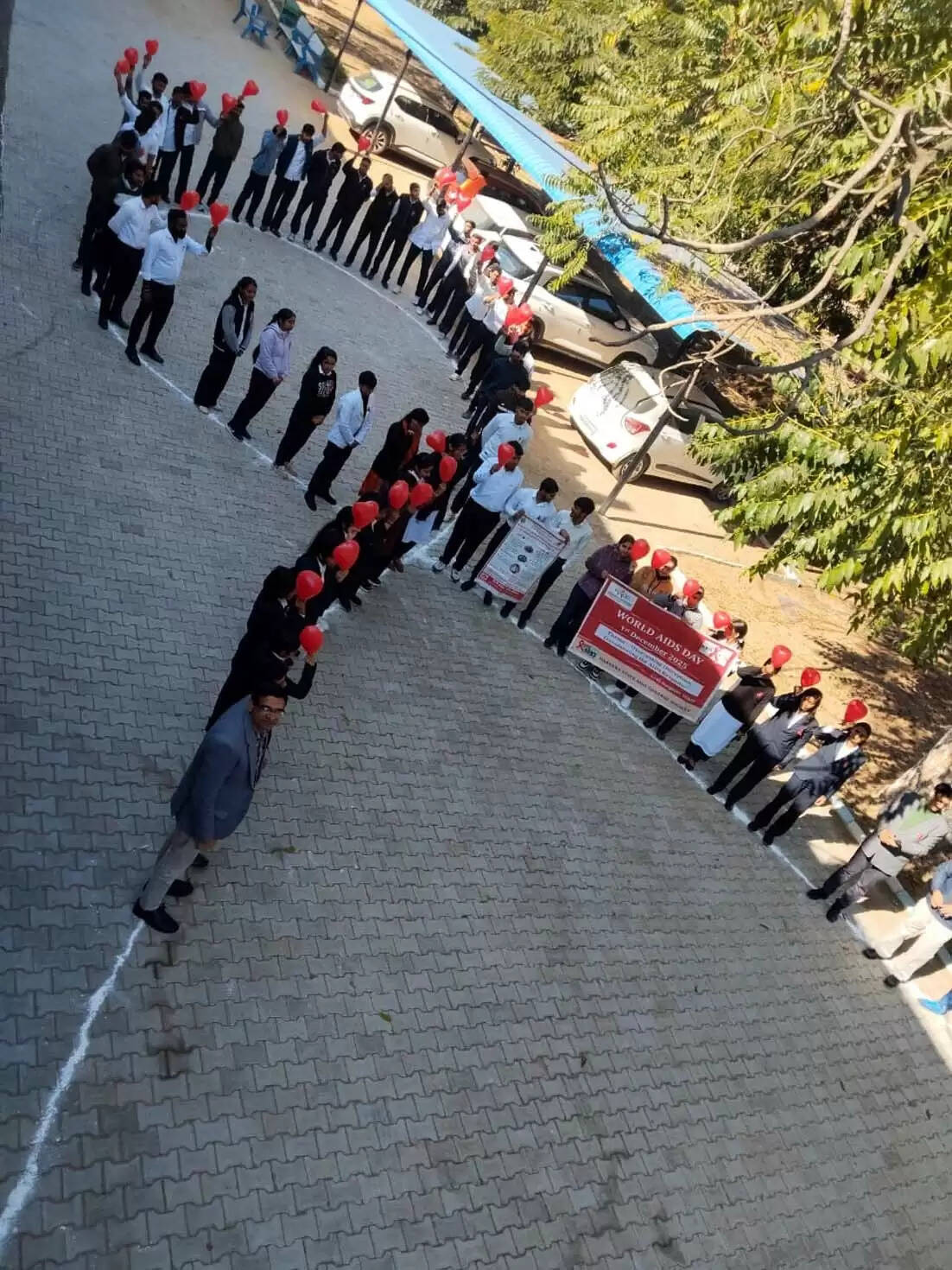 हिसार : आदमपुर पॉलीटेक्निक में मानव श्रृंखला बनाकर ली एड्स जागरूकता शपथ