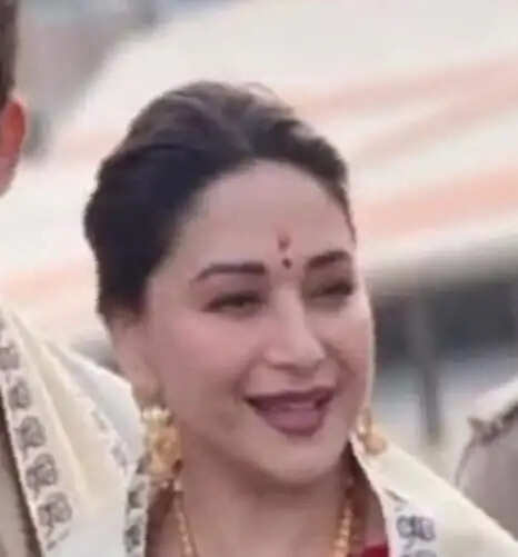 अभिनेत्री माधुरी दीक्षित ने पति के साथ बाबा विश्वनाथ के किए दर्शन