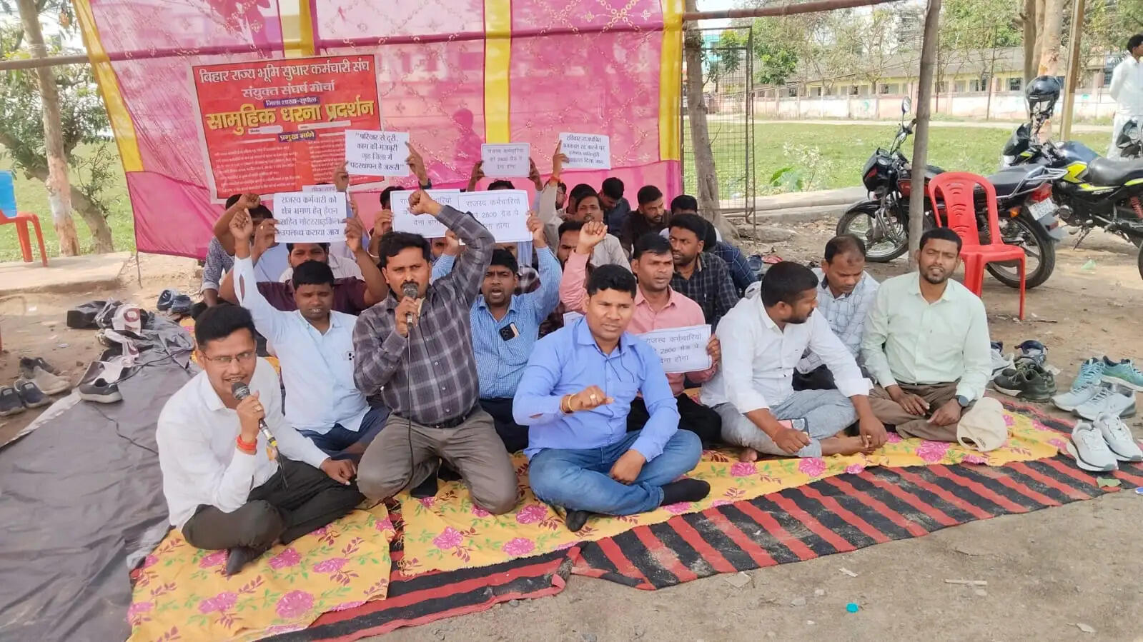 सुपौल में राजस्व कर्मचारियों की अनिश्चितकालीन हड़ताल जारी, विभागीय उदासीनता से बढ़ा आक्रोश