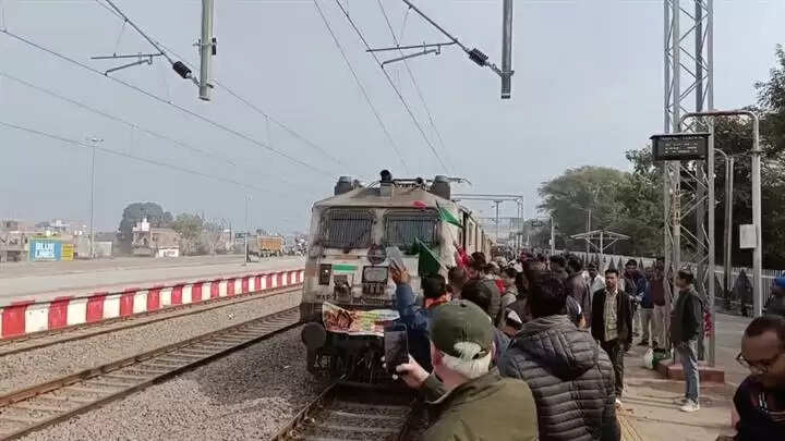 टीकमगढ़ः रामेश्वरम -मदुरई के लिए जिले के 279 तीर्थयात्री हुये रवाना