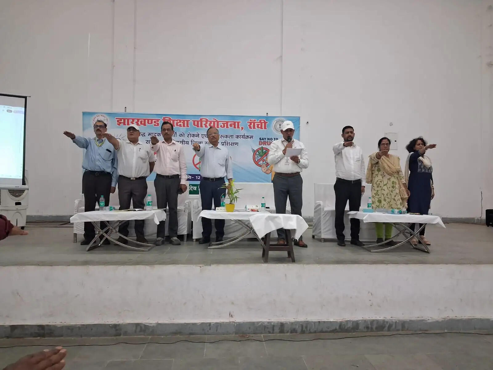 प्राचार्य और शिक्षक स्कूलों में चलाएं नशे के खिलाफ जागरूकता गतिविधियां : डीईओ