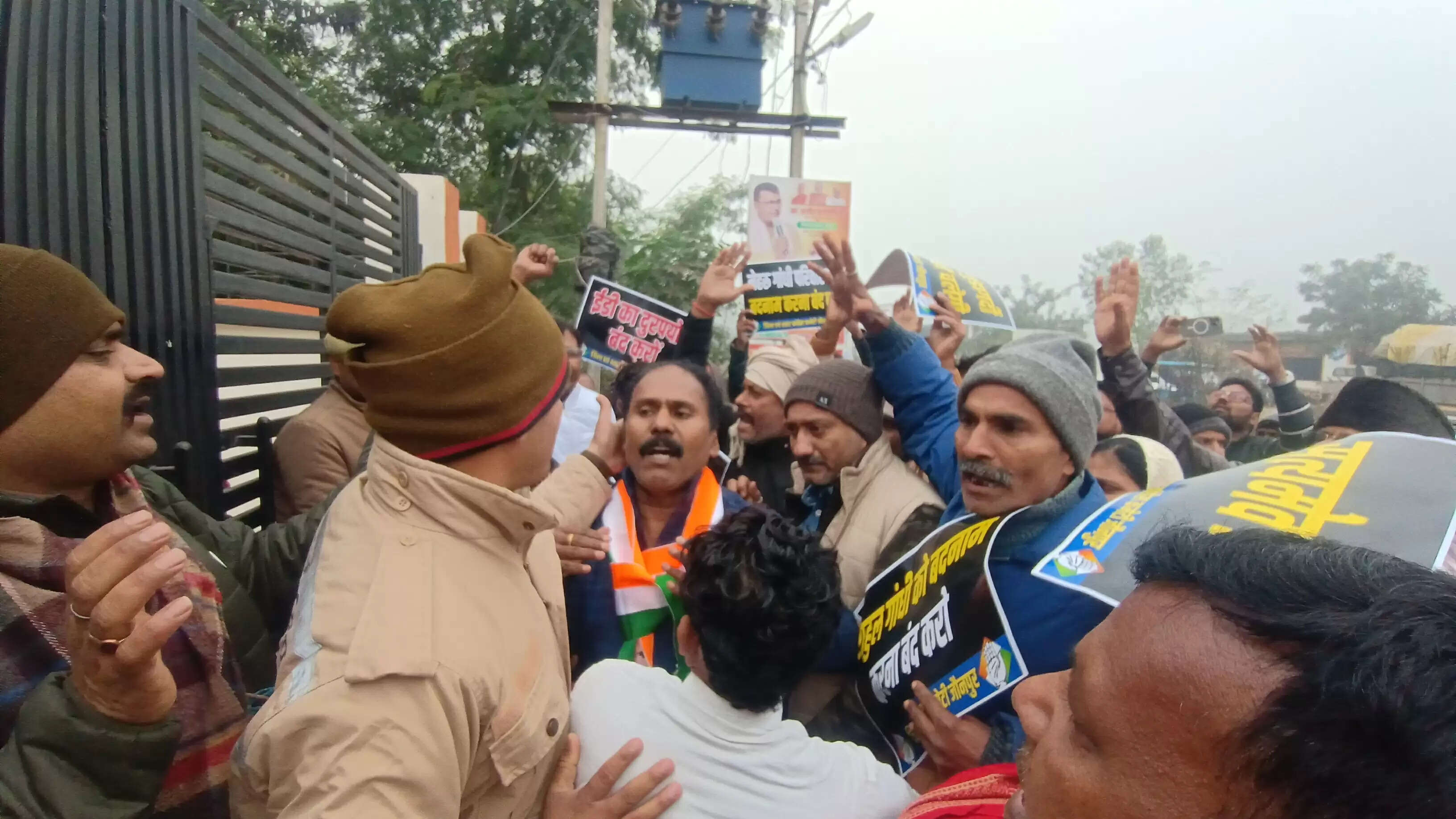 कांग्रेसियों ने नेशनल हेराल्ड मामले में भाजपा कार्यालय के बाहर किया प्रदर्शन, लगाए गंभीर आरोप