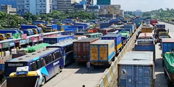 ढाका-चटगांव राजमार्ग के नारायणगंज खंड पर 15 किलोमीटर तक लगा जाम