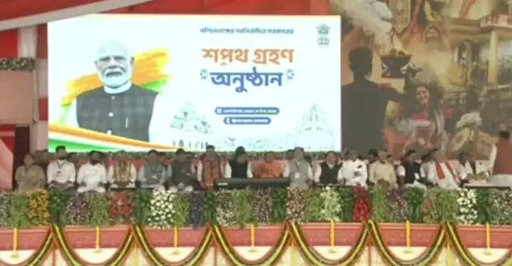 वाराणसी से शपथ ग्रहण समारोह में पहुंचे बंगीय समाज के लोग, दी शुभेंदु अधिकारी को बधाई