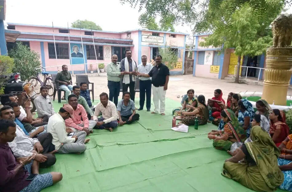 गांव के जरूरतमंद विद्यार्थी को शिक्षक अपने तनख्वाह से देंगे स्कालरशिप