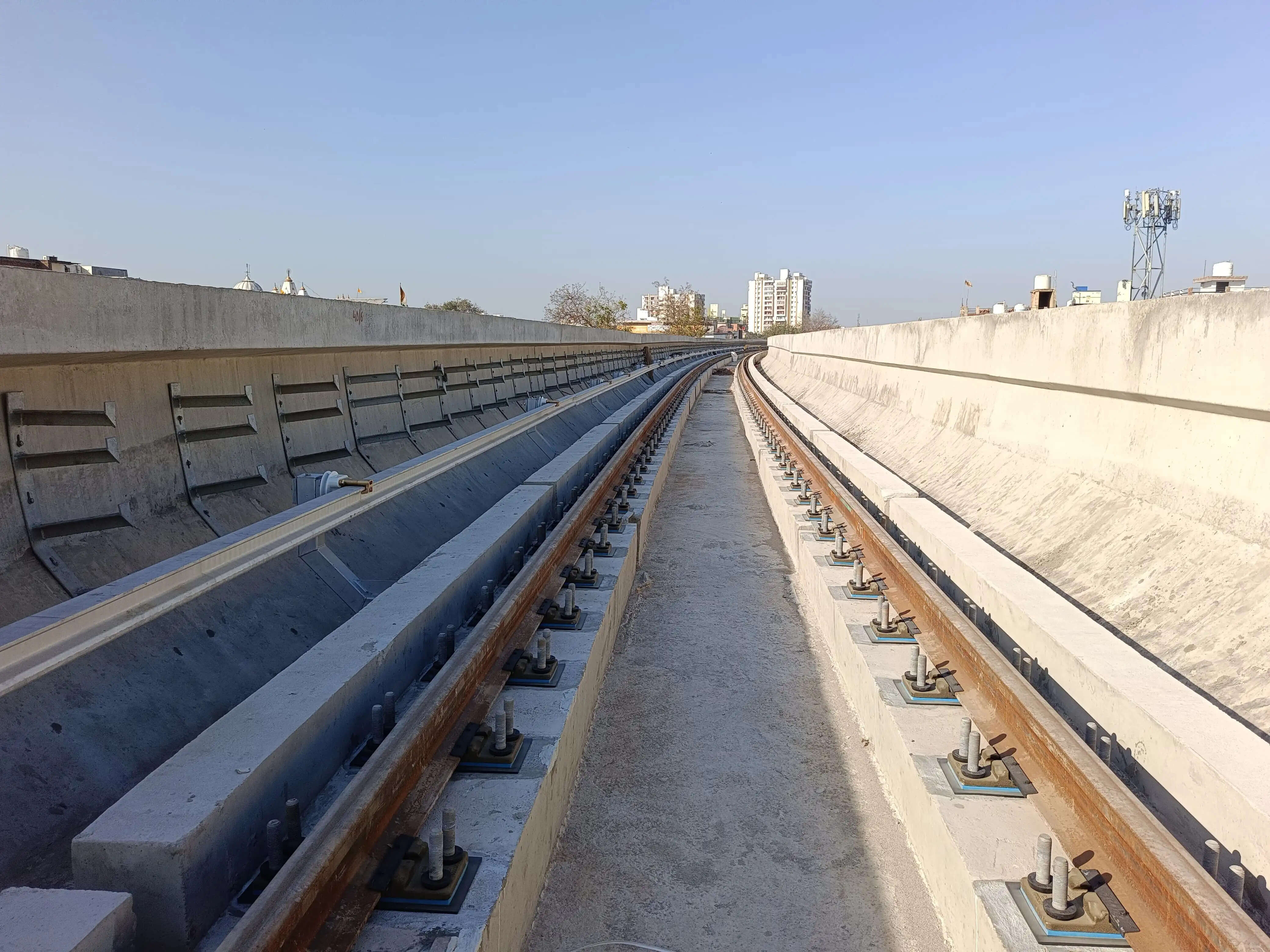 कानपुर मेट्रो के बारादेवी-नौबस्ता एलिवेटेड सेक्शन में थर्ड रेल का काम शुरू: प्रबंध निदेशक