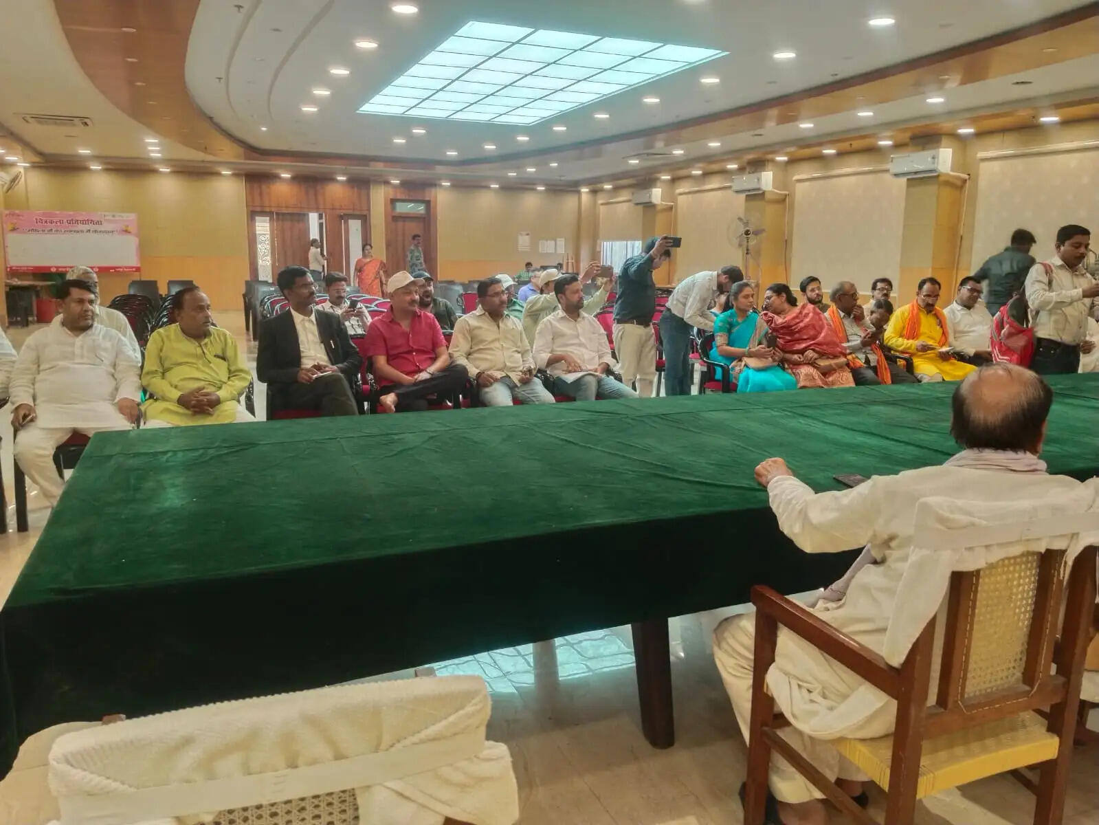 घर-घर जाकर करें डिजिटल सर्वे, जनगणना में छूटने न पाए कोई घर : महापौर गणेश केसरवानी
