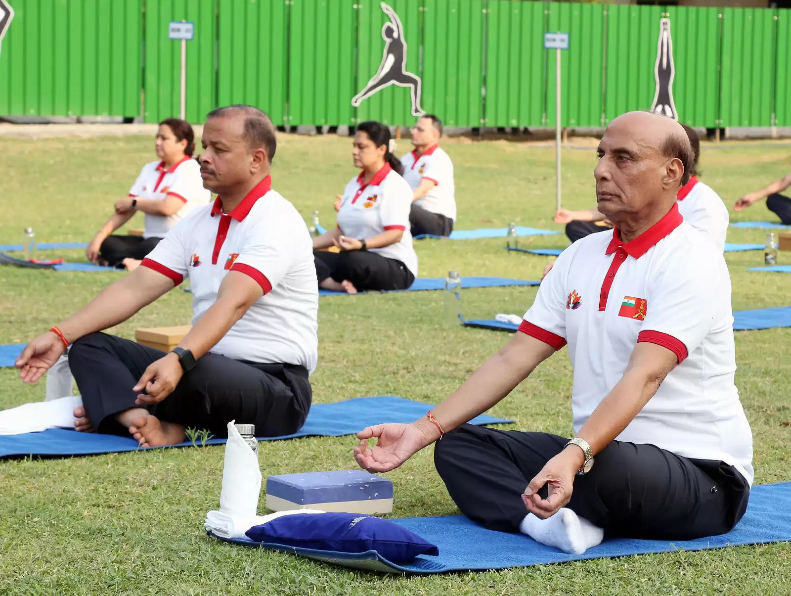 रक्षा मंत्री ने मथुरा में सैनिकों के साथ किया योग, फिर किए भगवान बांके बिहारी के दर्शन