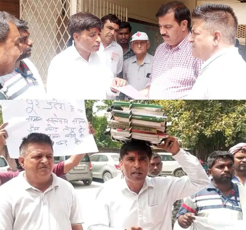 सोनीपत में निजी स्कूलों के खिलाफ सिर पर किताबें रखकर किया प्रदर्शन