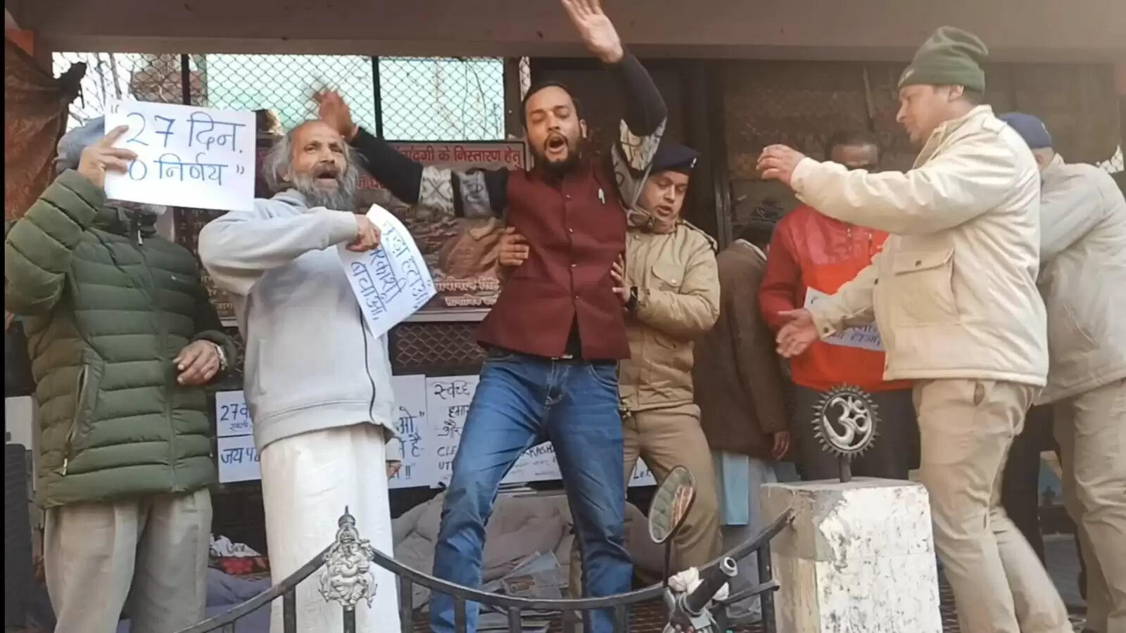 उत्तरकाशी कूड़े के विरोध में 27 दिनों से धरना जारी