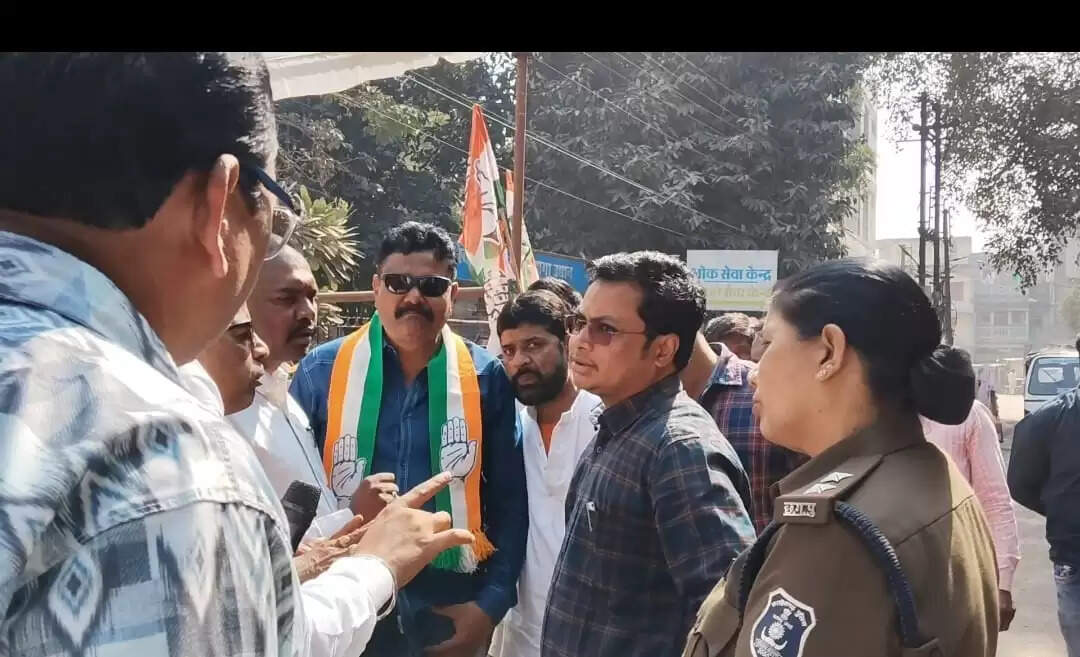 पंडाल का हटाने पहुंची पुलिस, प्रदर्शन कर रहे कांग्रेसियों ने किया विरोध