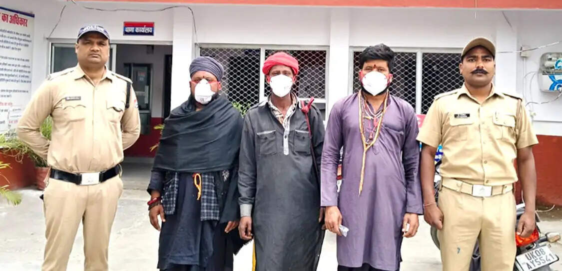 ऑपरेशन कालनेमी के तहत हिरासत में तीन बहुरूपी बाबा