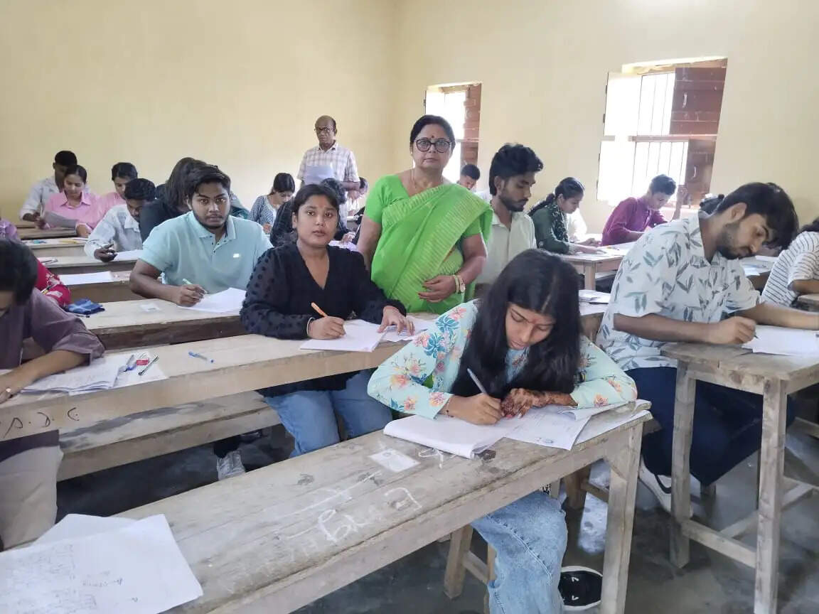 पीयू के निरीक्षण दल ने रानीगंज वाईएनपी डिग्री कॉलेज परीक्षा केन्द्र का किया निरीक्षण