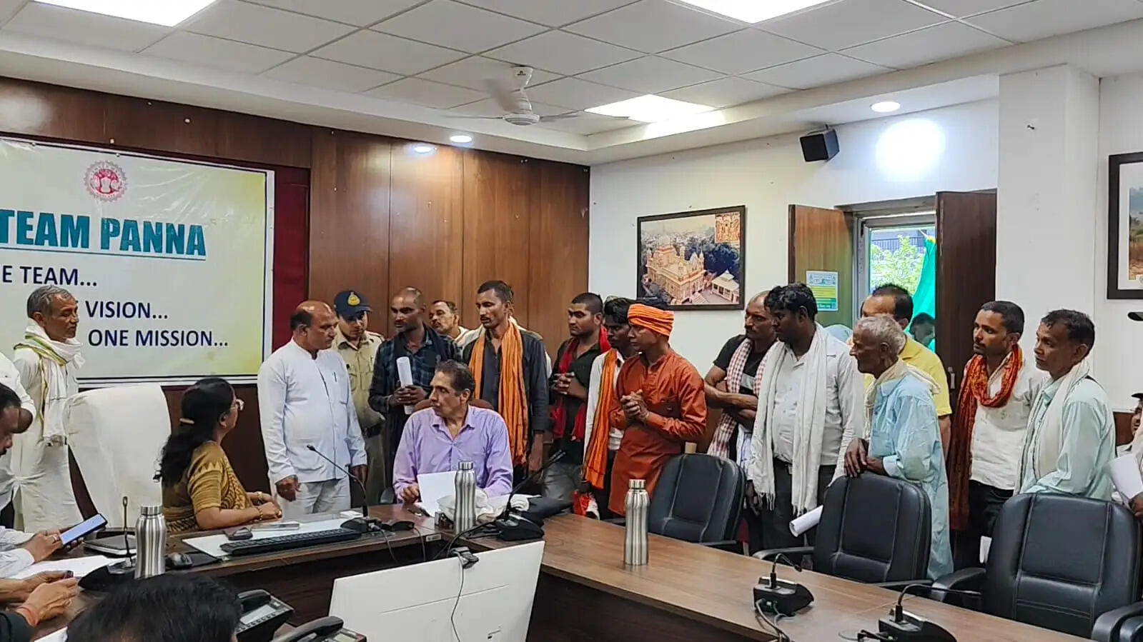 पन्ना कुआं हादसा: मृतक मजदूरों के परिजन पहुंचे जनसुनवाई, दोषी अधिकारियों पर एफआईआर और 50-50 लाख मुआवजे की मांग