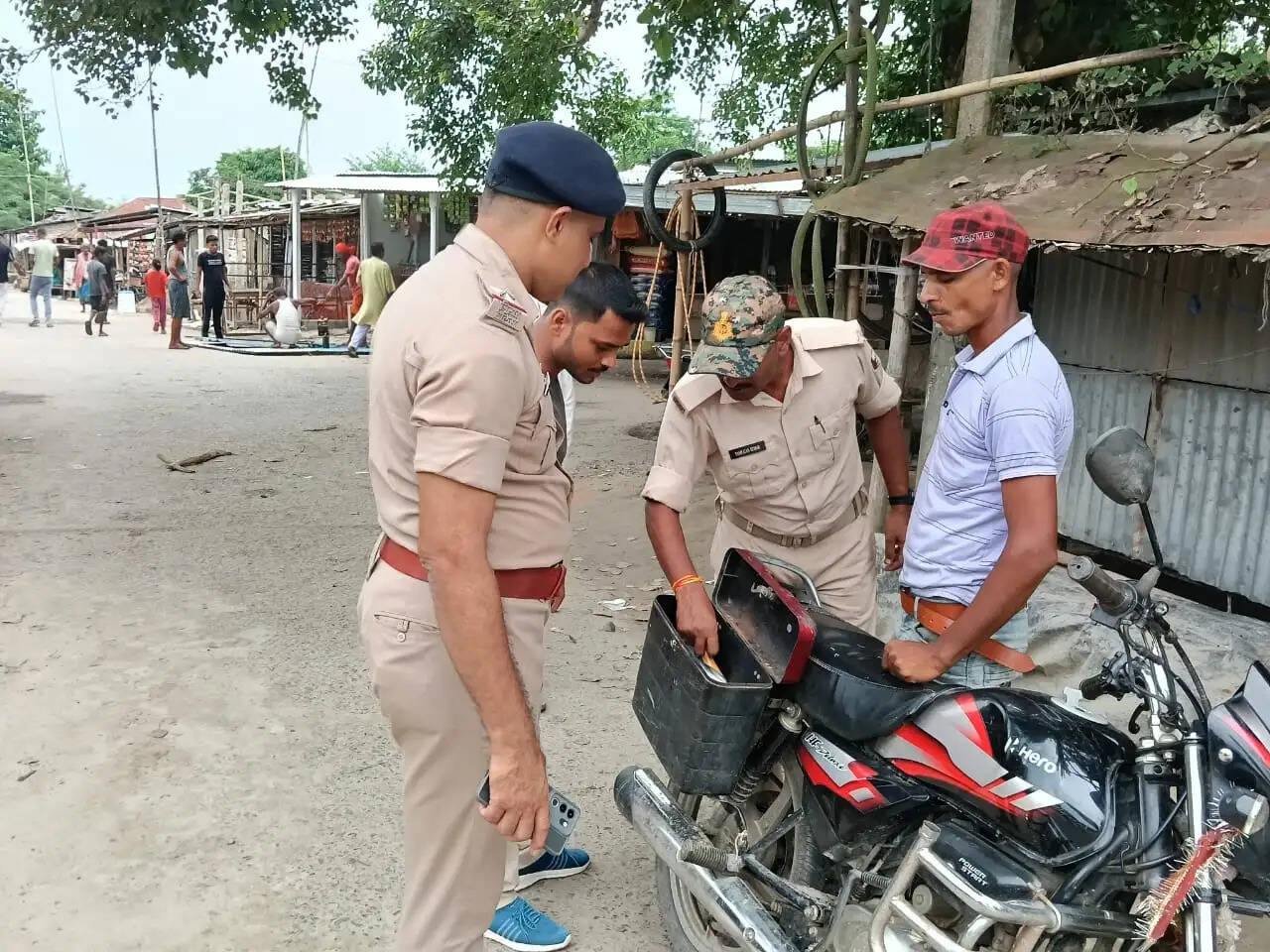 सघन वाहन जांच अभियान, संदिग्ध व्यक्तियों पर पुलिस की नजर