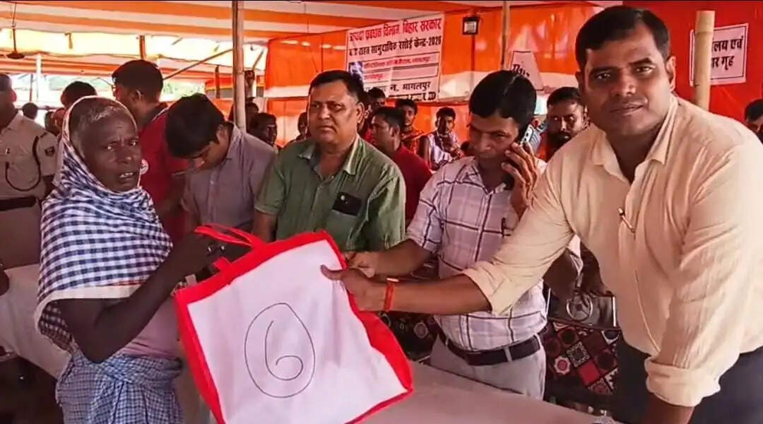 भागलपुर पॉलिटेक्निक कॉलेज राहत शिविर में 380 पीड़ित परिवारों को बांटी गई राहत किट