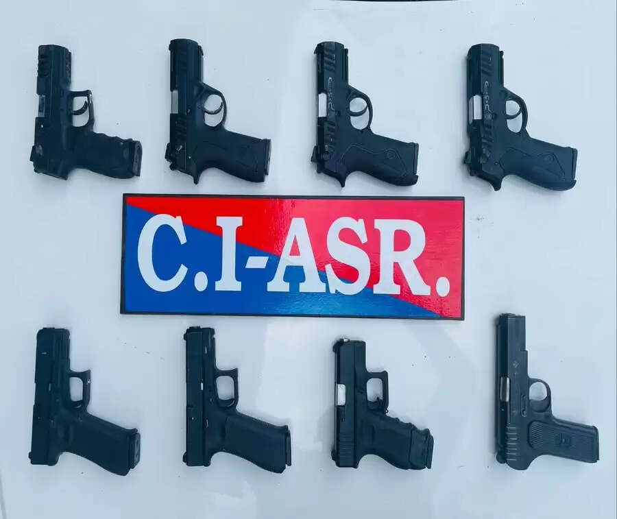 अमृतसर में दो हथियार तस्कर गिरफ्तार, आठ पिस्टल बरामद