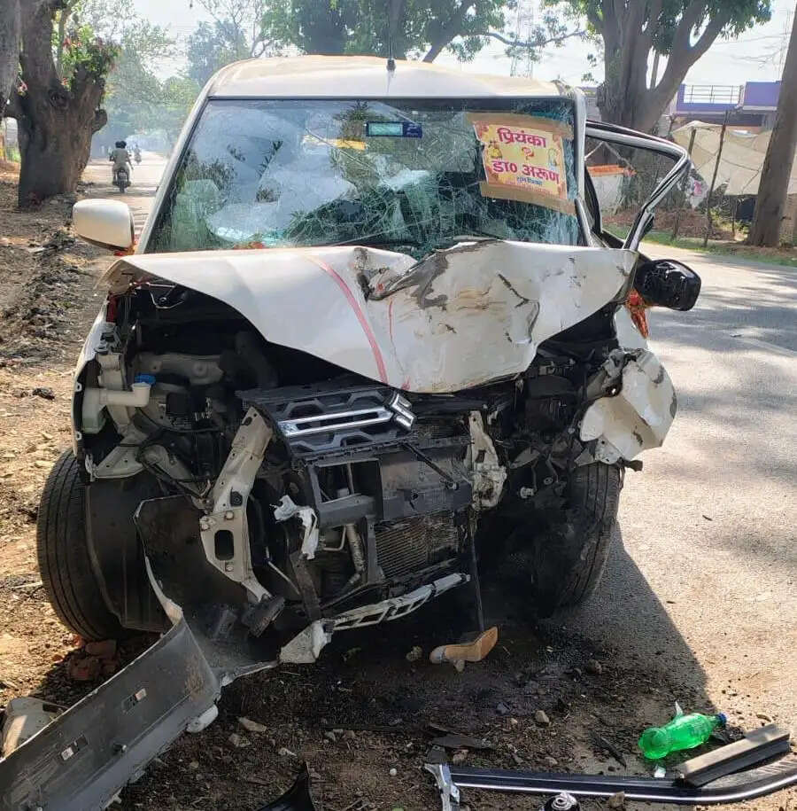 पेड़ से टकराईं शादी समारोह से लौट रही कार, पांच घायल