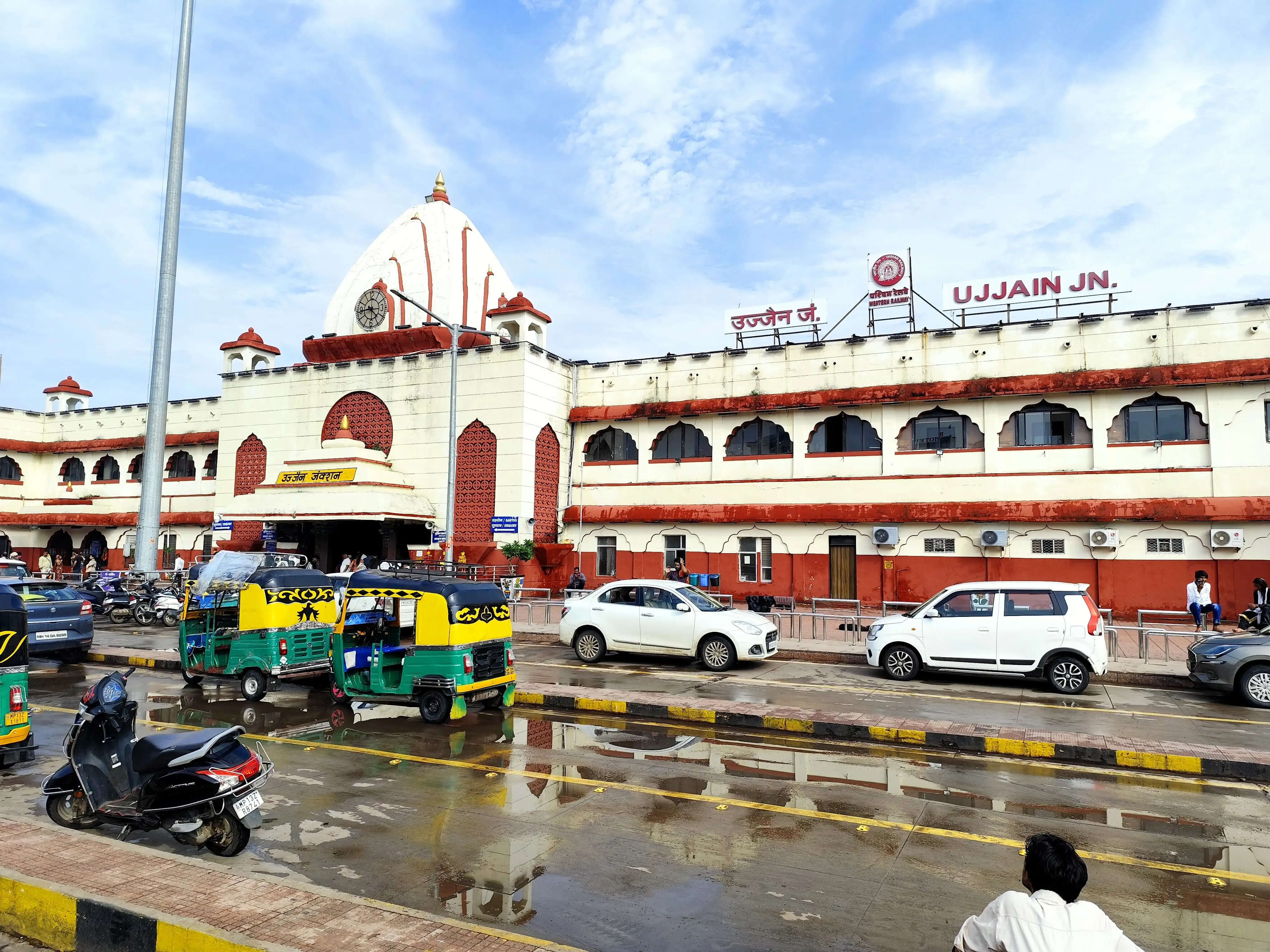 उज्जैन रेलवे स्टेशन पर प्लेटफार्म क्रं.2 से 7 तक एक भी शौचालय नहीं.....!