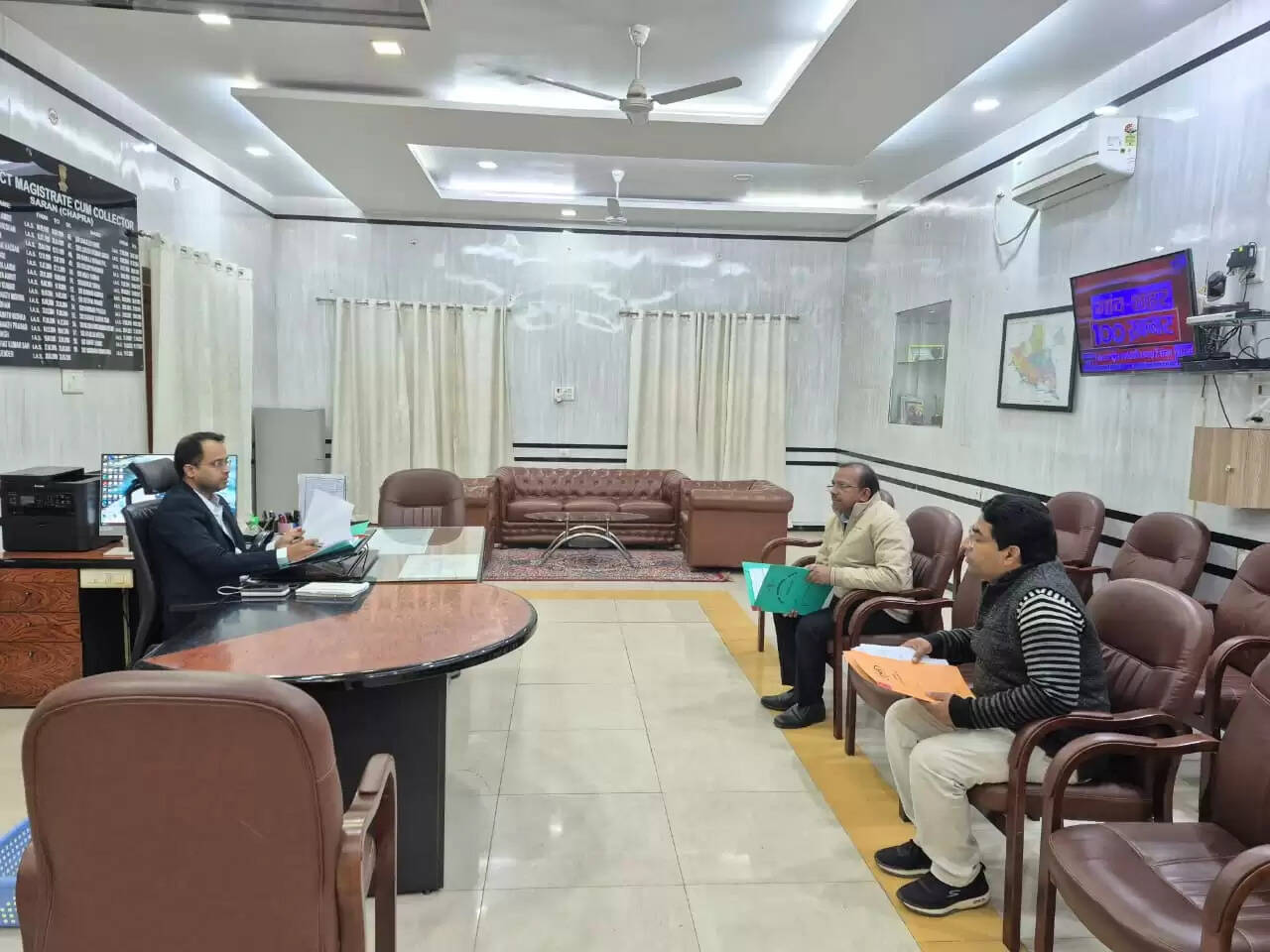 जिलाधिकारी ने किया कब्रिस्तान और मंदिर की चहारदीवारी कार्यों की समीक्षा