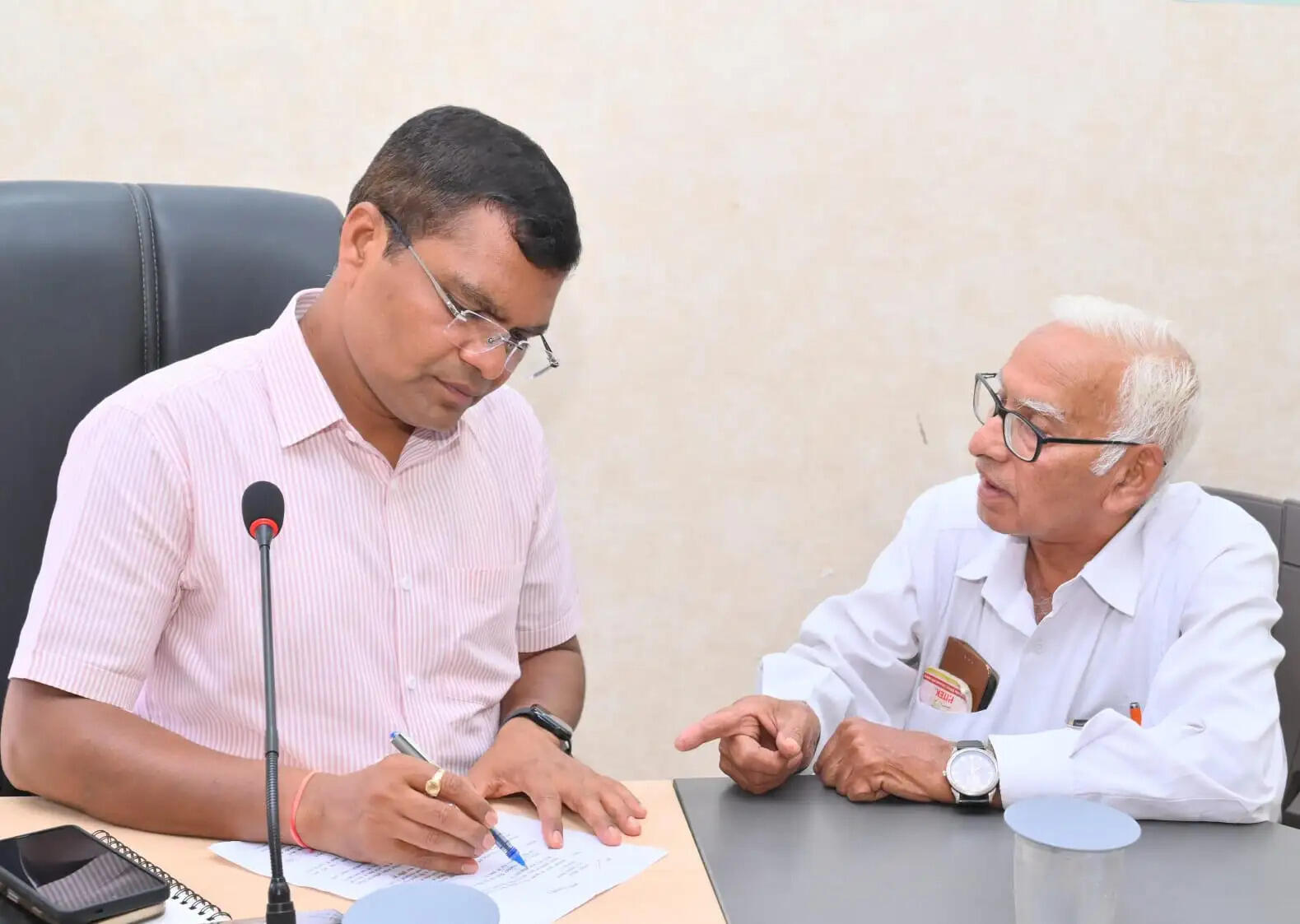 जबलपुर : जनसुनवाई में कमिश्नर ने मौके पर ही कराया शिकायतों का निपटारा