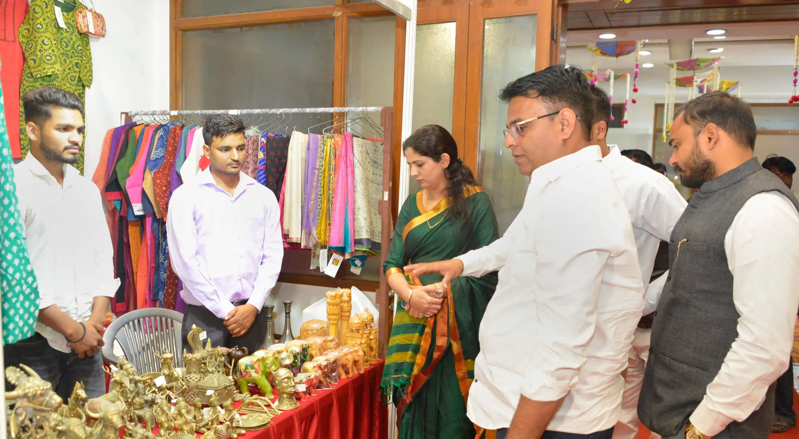 आदिवासी उत्पादों को बाजार उपलब्ध कराने के लिए ‘आदि बाजार’ शुरू