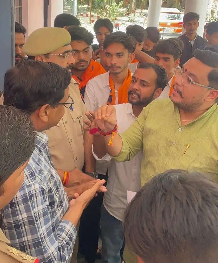 आयुर्वेदिक कॉलेज की समस्याओं को लेकर अभाविप का प्रदर्शन