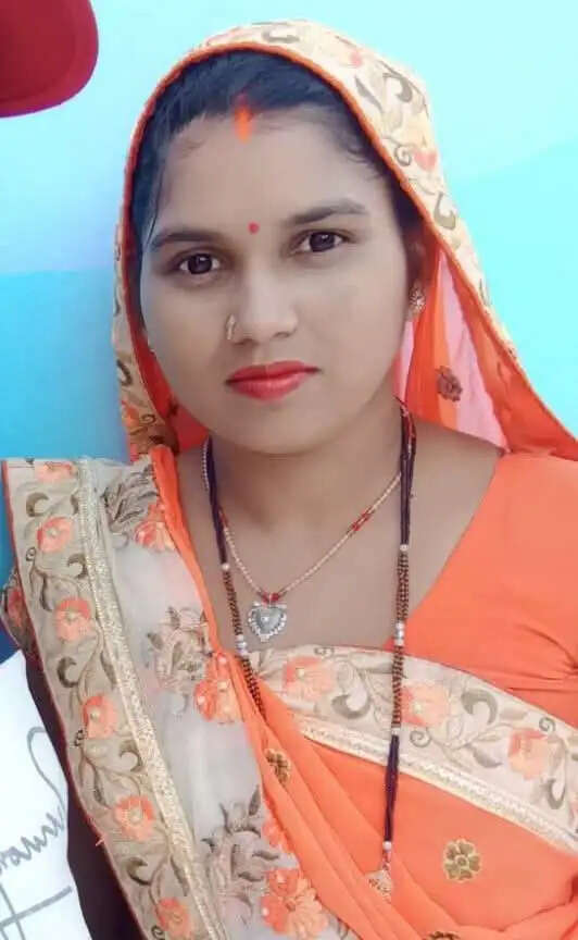 पंखा हटाते समय करंट की चपेट में आई विवाहिता, मौत
