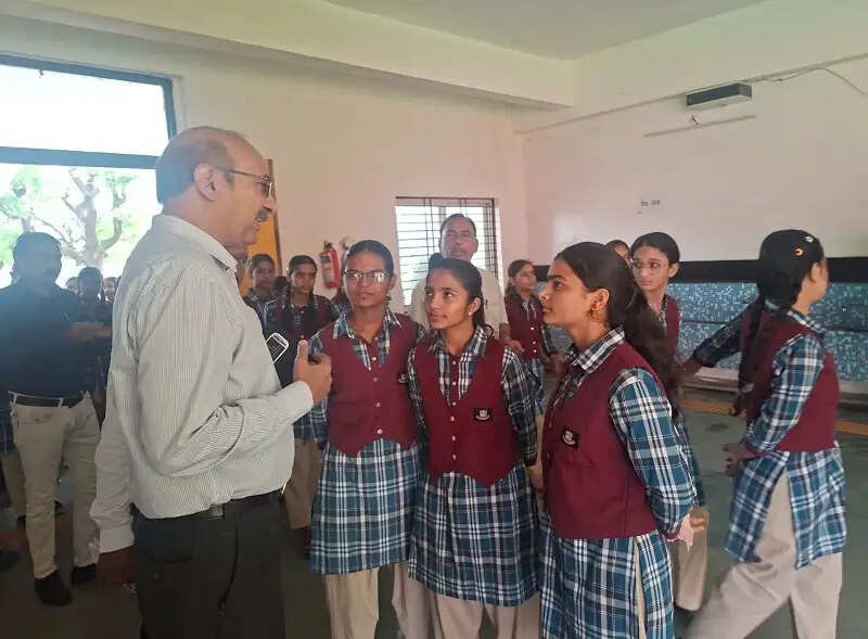 सीहोरः राष्ट्रीय मानव अधिकार आयोग के विशेष प्रतिवेदक ने किया आष्टा सांदीपनि स्कूल का निरीक्षण