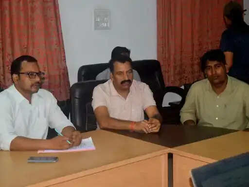 रीवा लोकायुक्त&nbsp;की&nbsp;बड़ी&nbsp;कार्रवाई,&nbsp;96 हजार की रिश्वत लेते जिला सहकारी बैंक मैनेजर गिरफ्तार